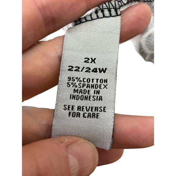 Catherines Women's 2X Black and White All Over Geometric Print Short Sleeve Top - Picture 3 of 5